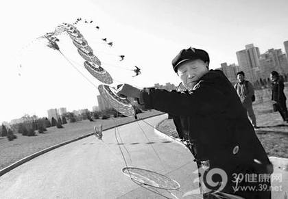 89岁老人放龙筝健身 龙筝最长达135米