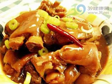 老人每周吃一次猪蹄好处多多