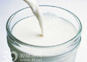 喝牛奶过量可诱发老年性白内障