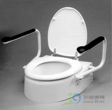 给老人安一个马桶增高器