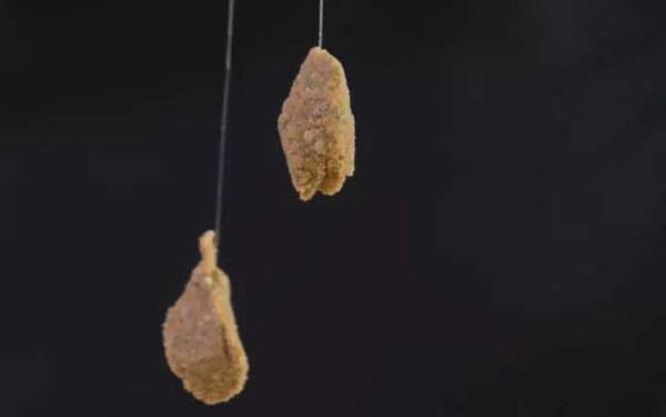 鱼饵怎么挂钩不掉?主要有两种方法,一种是拉饵,一种是搓饵!