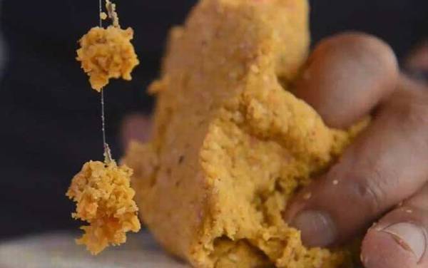 鱼饵怎么挂钩不掉?主要有两种方法,一种是拉饵,一种是搓饵!