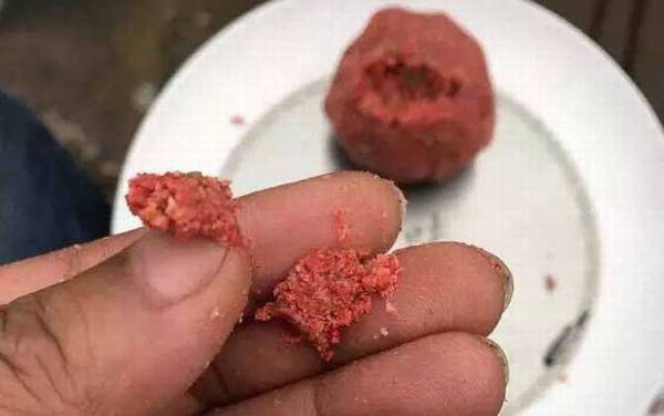 鱼饵怎么挂钩不掉?主要有两种方法,一种是拉饵,一种是搓饵!