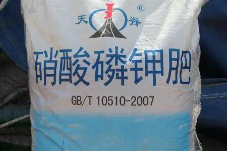 怎么用磷钾肥浇花_农药肥料